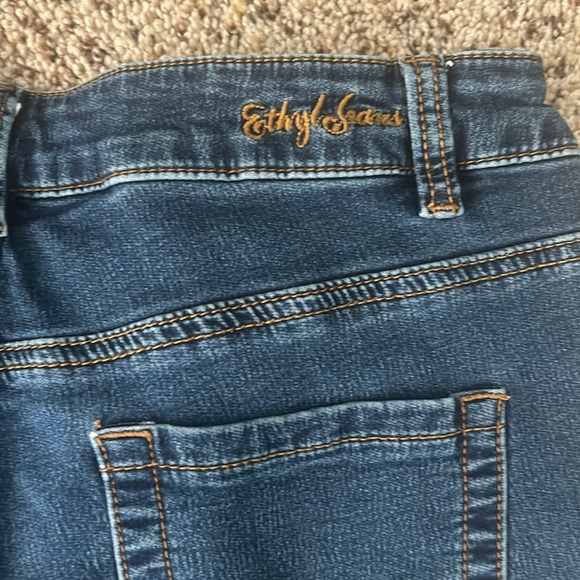 Ethyl jeans. Size 10. 87%cotton 11%poly 2%spandex.great shape nice stretch. - Picture 4 of 8